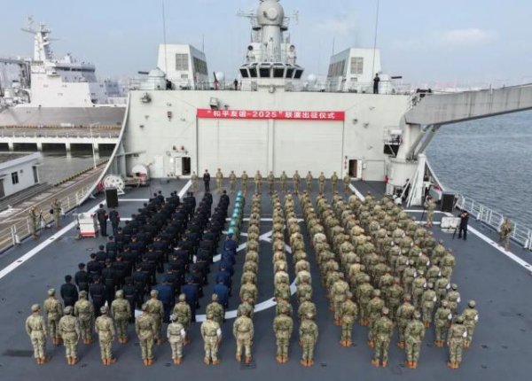 中盛投资 现场：中方参演部队出征